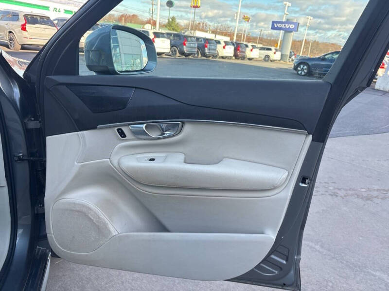 2020 Volvo XC90 T6 Momentum 6-Passenger