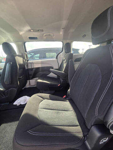 2022 Chrysler Voyager LX