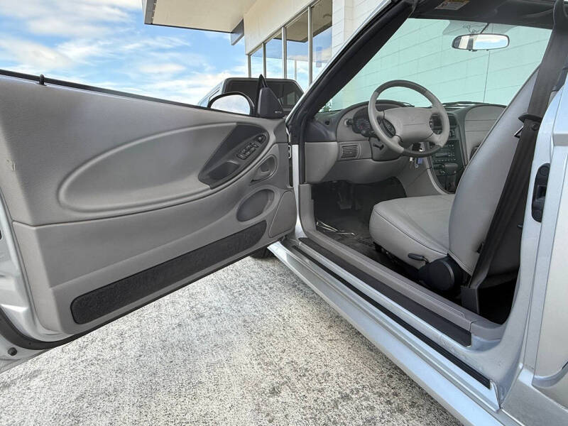 2003 Ford Mustang Deluxe