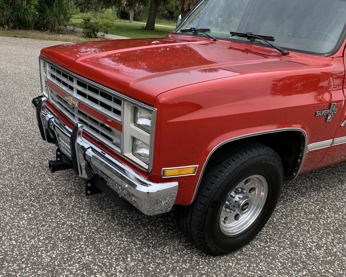 1987 Chevrolet Suburban 18