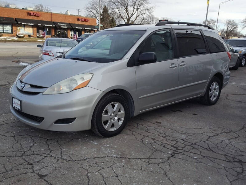 2007 Toyota Sienna for sale at AUTOSAVIN in Villa Park IL