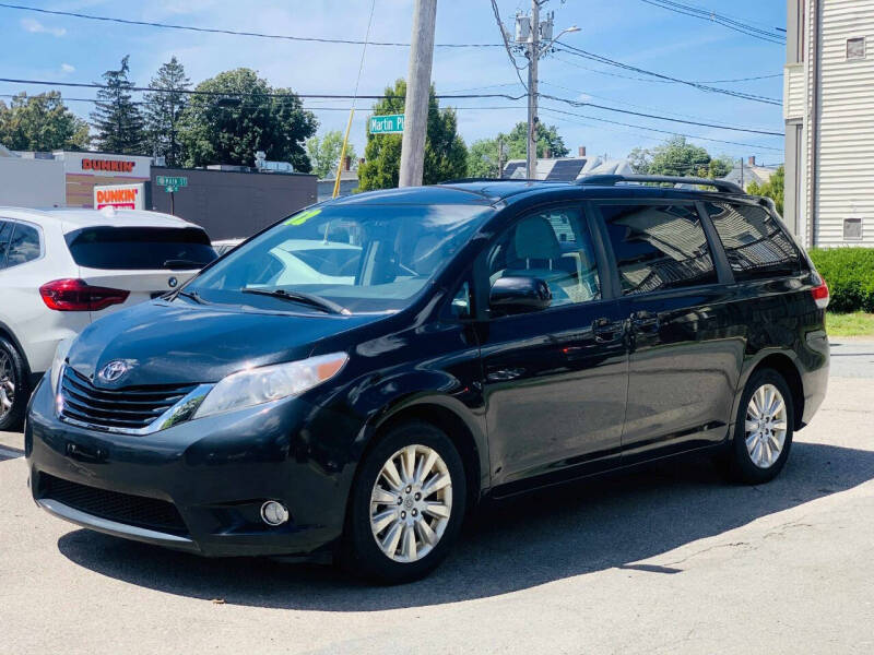2012 Toyota Sienna LE's photo