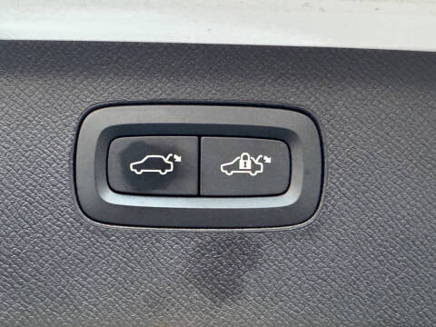 2017 Volvo XC90 T6 Momentum