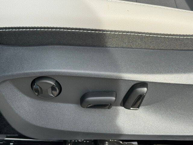 2025 Volkswagen Taos SE 4Motion