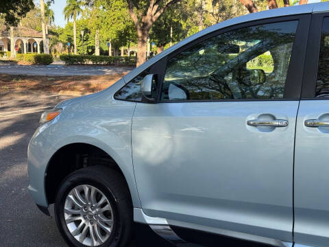 2016 Toyota Sienna XLE 7-Passenger Auto Access Seat