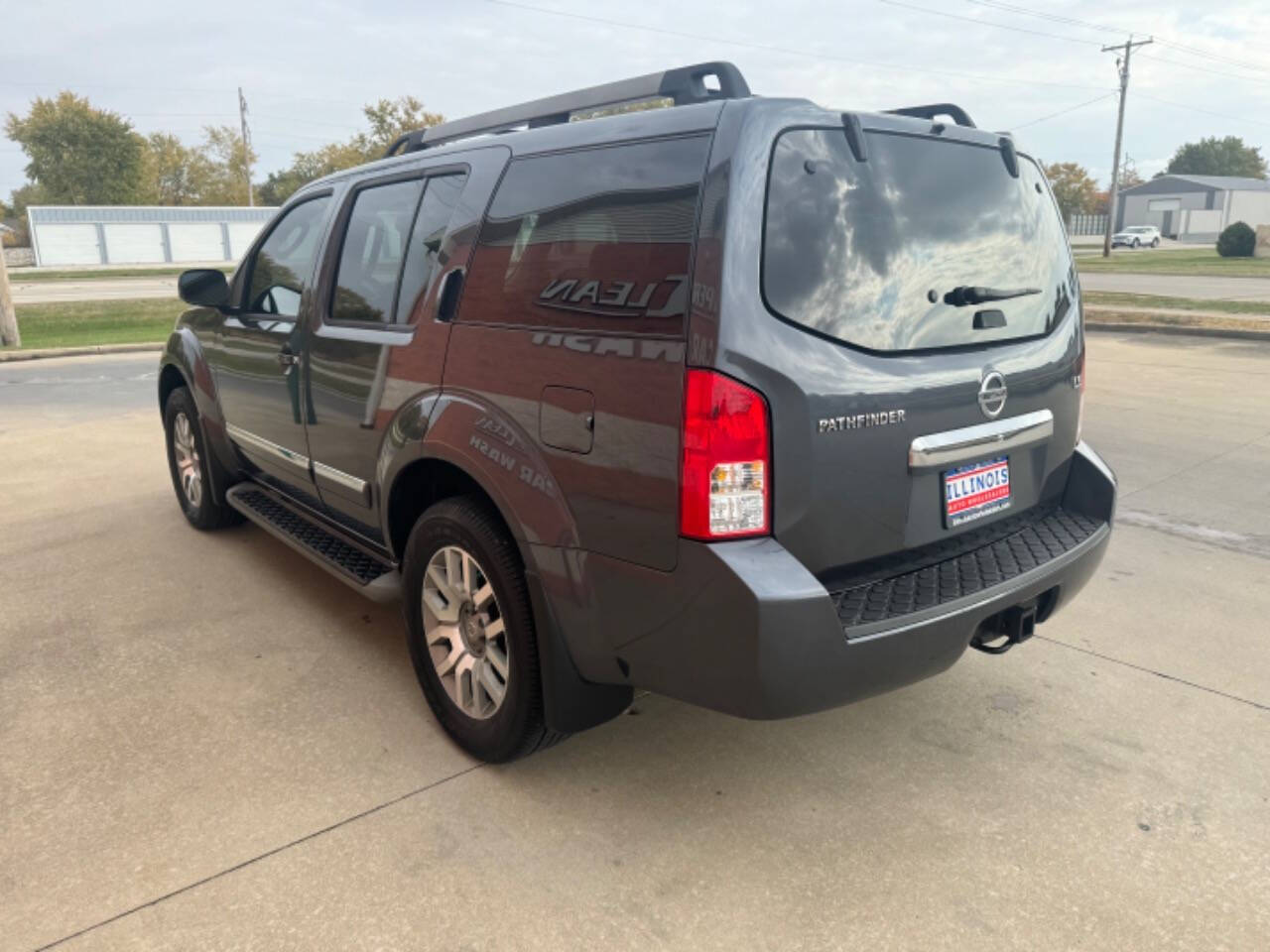 2011 Nissan Pathfinder for sale at Illinois Auto Wholesalers in Tolono, IL