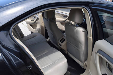 2014 Ford Taurus SE
