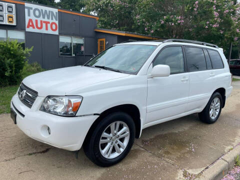 2006 Toyota Highlander Hybrid for sale at Town Auto in Chesapeake VA