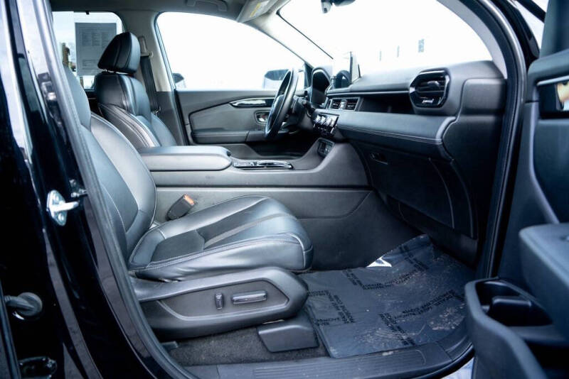 2023 Honda Pilot EX-L w/Rear Captain's Chairs