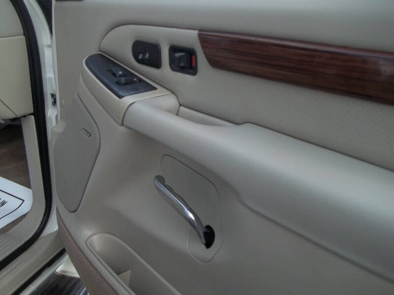 2004 Cadillac Escalade Base photo 35