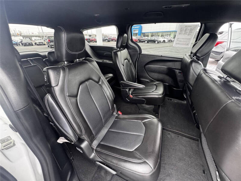 2025 Chrysler Pacifica Select