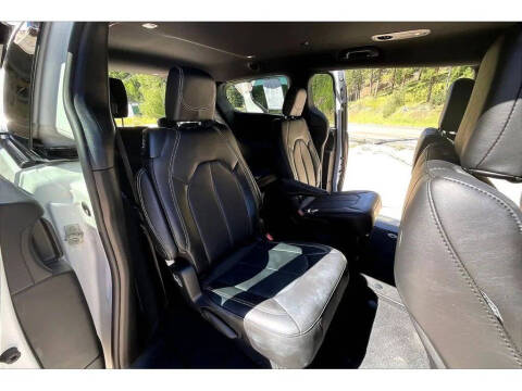 2027 Chrysler Pacifica Select