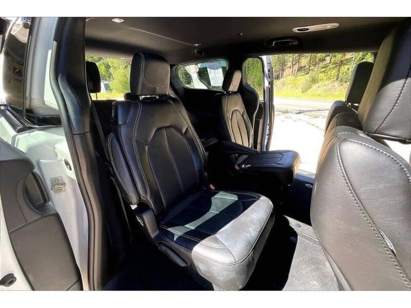 2027 Chrysler Pacifica Select