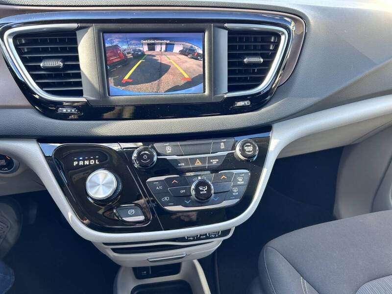 2023 Chrysler Voyager LX