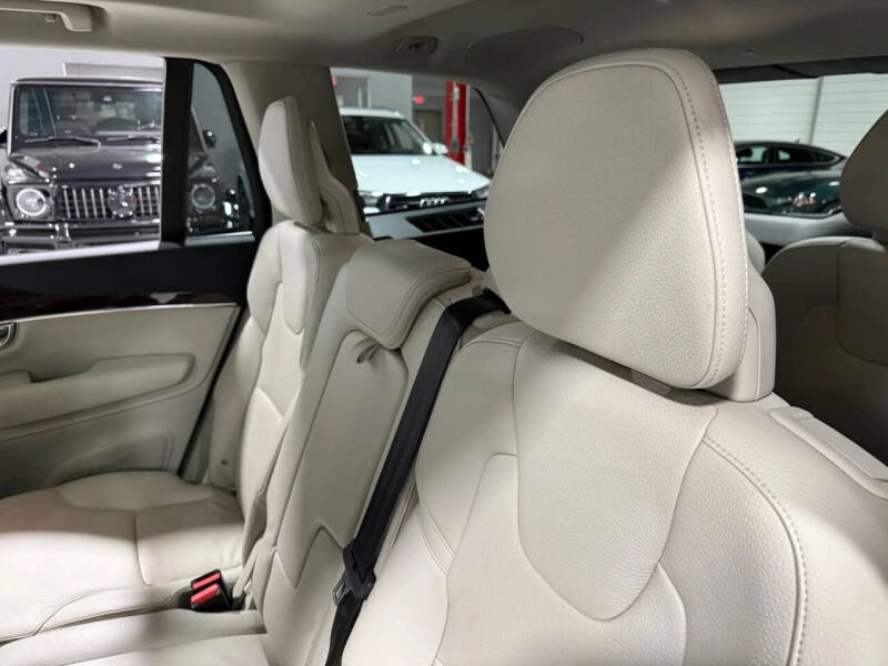 2016 Volvo XC90 T6 Momentum