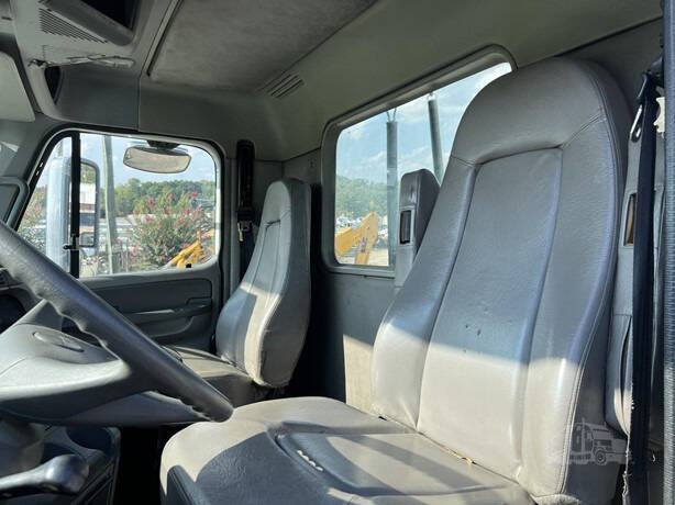 2006 Freightliner Columbia 120