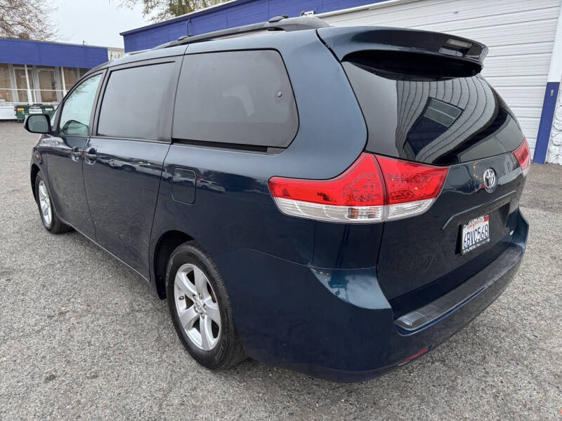2011 Toyota Sienna LE 8-Passenger