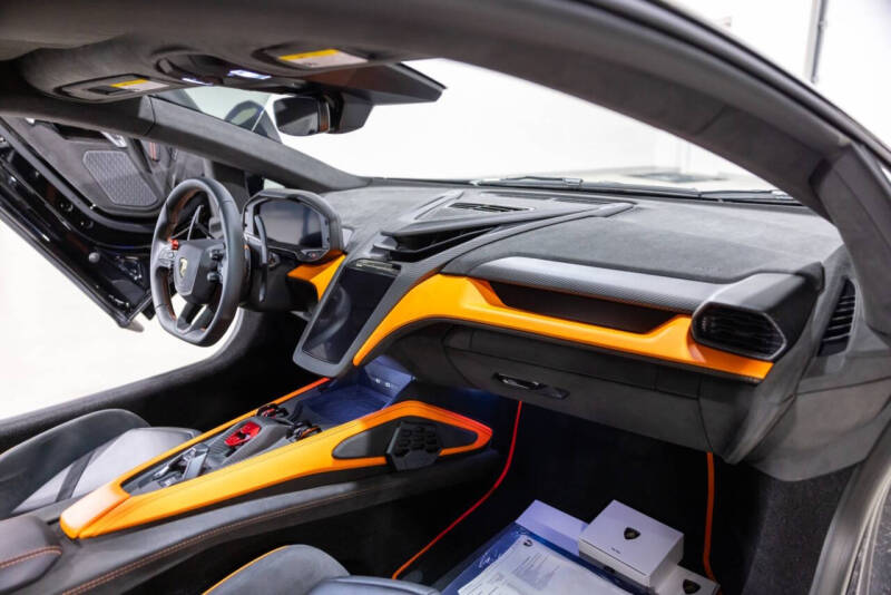 2025 Lamborghini Revuelto