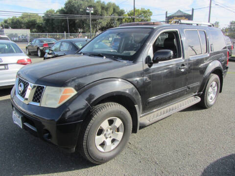 2005 Nissan Pathfinder LE