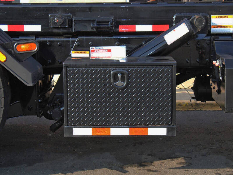 2025 Kenworth T880