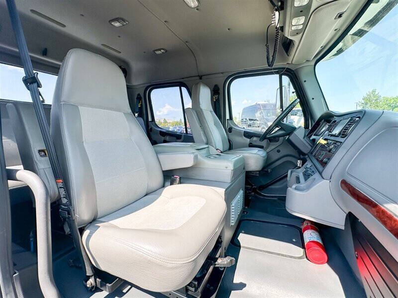 2006 Freightliner M2 106