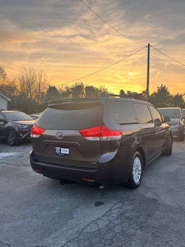 2013 Toyota Sienna XLE 8-Passenger