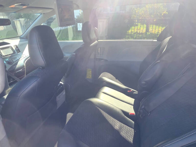 2013 Toyota Sienna SE 8-Passenger