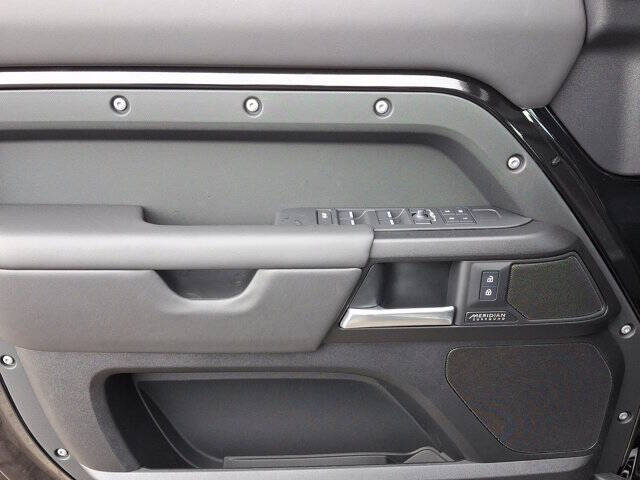 2025 Land Rover Defender 130 V8 P500