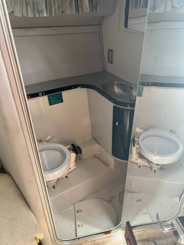 1990 Regal Commodore 265 Cabin Cruiser