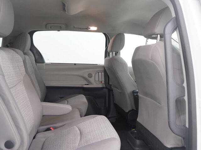 2022 Toyota Sienna LE 8-Passenger