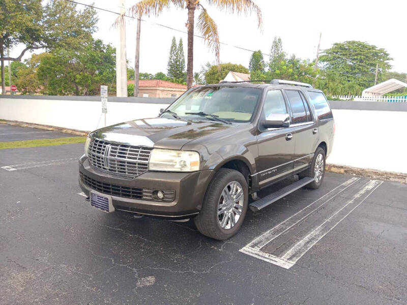 2008 Lincoln Navigator for sale at Car Mart Leasing & Sales in Hollywood FL