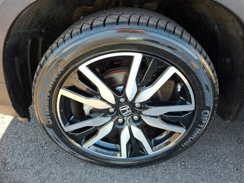 2022 Honda Pilot Touring w/Rear Captain's Chairs