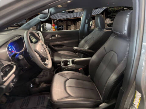 2025 Chrysler Pacifica Plug-In Hybrid Select