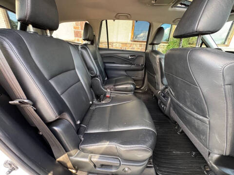 2019 Honda Pilot Touring w/Rear Captain's Chairs