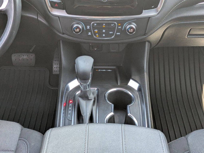 2022 Chevrolet Traverse LT Cloth