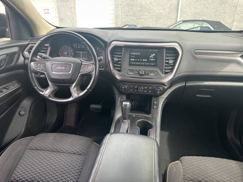 2017 GMC Acadia SLE-2