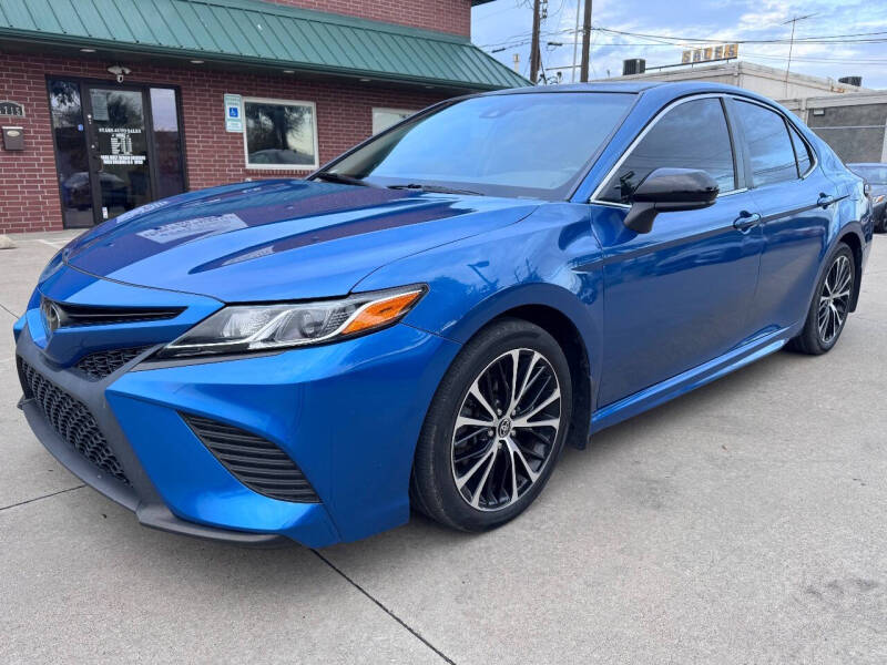 2020 Toyota Camry SE's photo