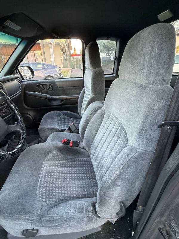 2000 Chevrolet S-10 LS