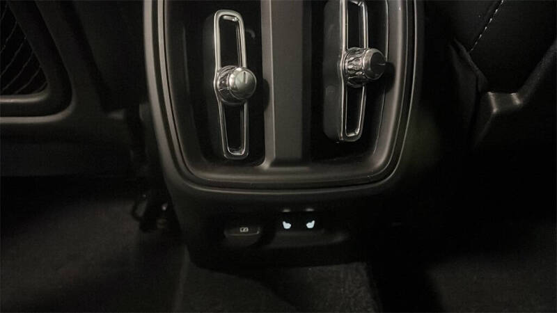 2025 Volvo XC40 B5 Plus Bright Theme