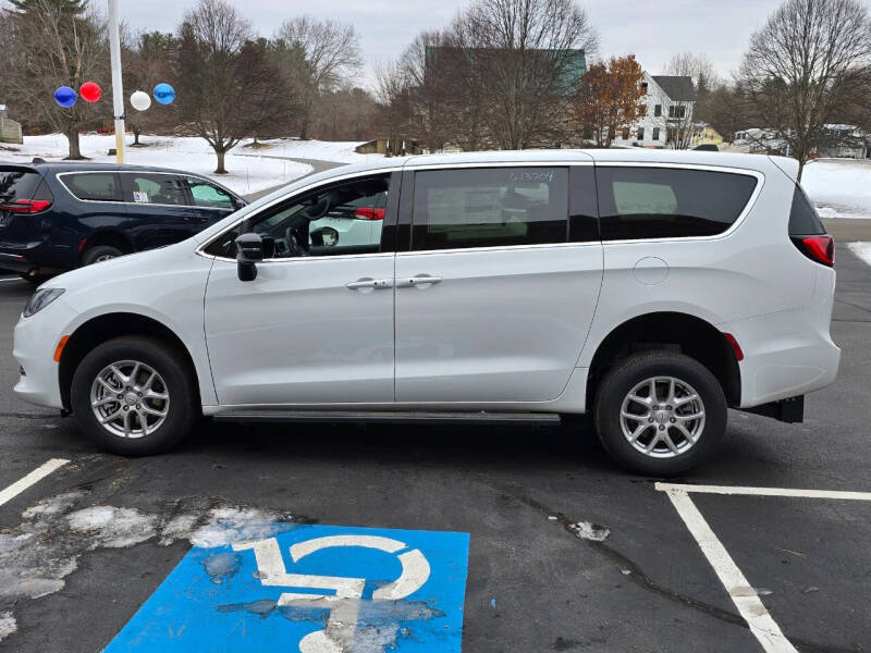 2025 Chrysler Voyager LX