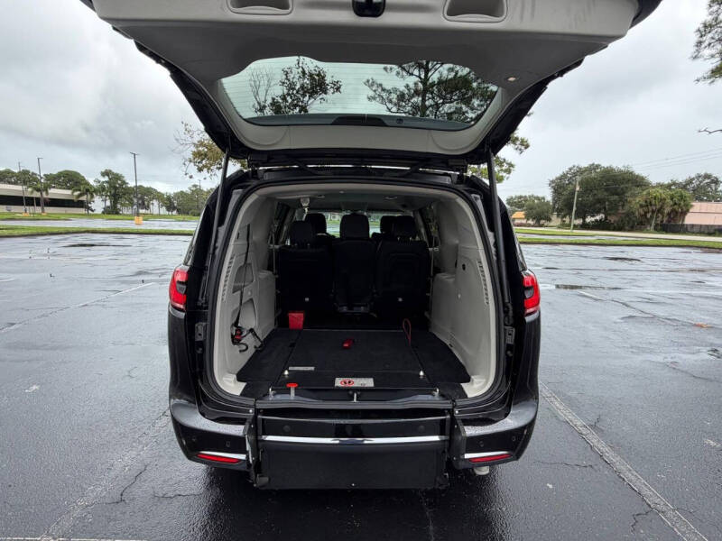 2022 Chrysler Pacifica Touring L