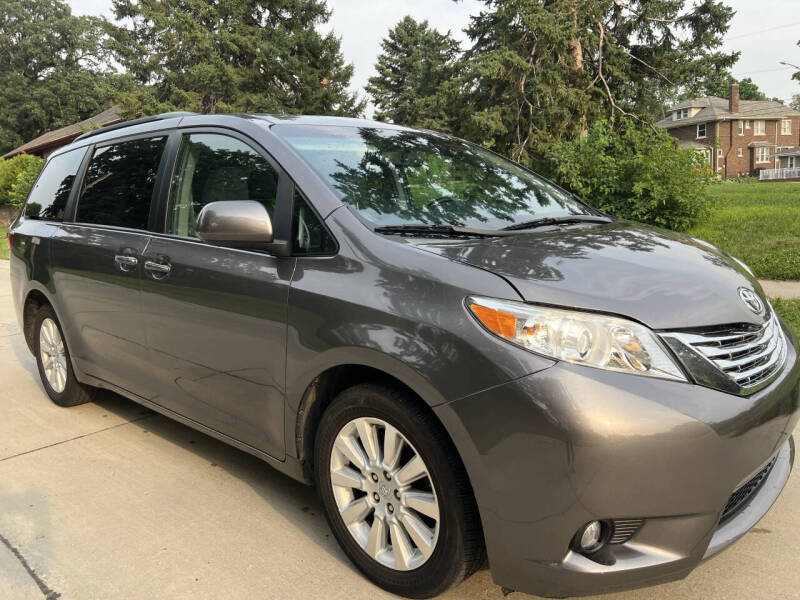 2015 Toyota Sienna XLE's photo