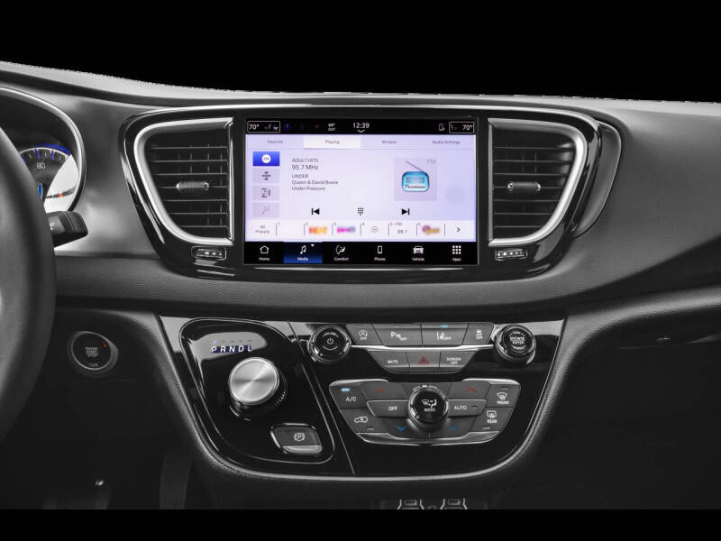 2025 Chrysler Voyager LX