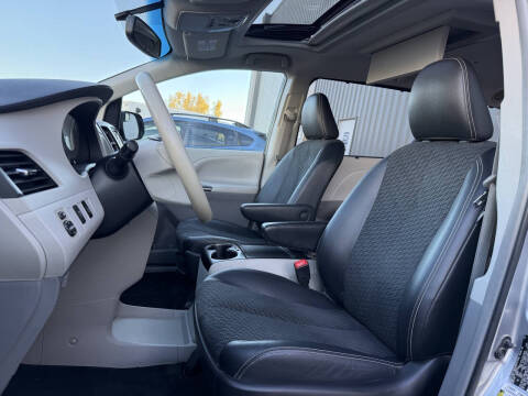 2013 Toyota Sienna SE 8-Passenger