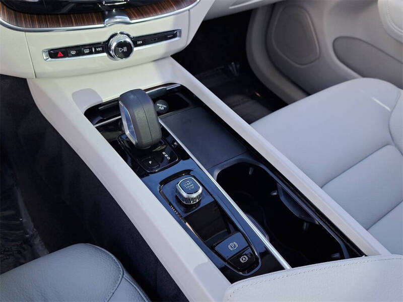 2022 Volvo XC60 Recharge T8 Inscription Expression