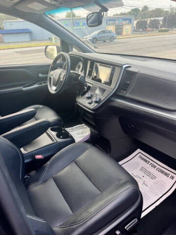 2017 Toyota Sienna SE 8-Passenger