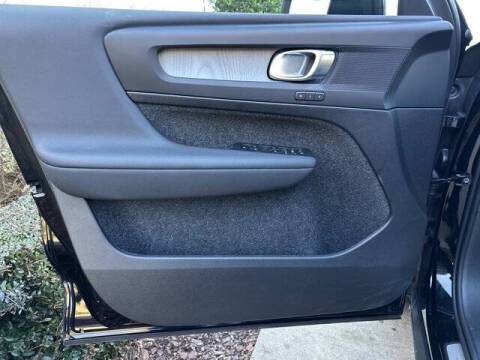 2025 Volvo XC40 B5 Core Bright Theme