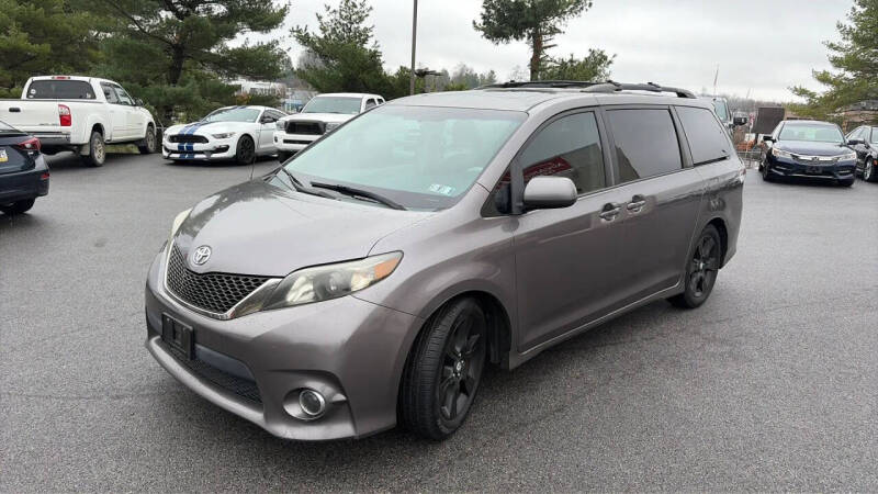 2012 Toyota Sienna SE 8-Passenger