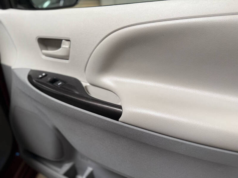 2012 Toyota Sienna LE 8-Passenger