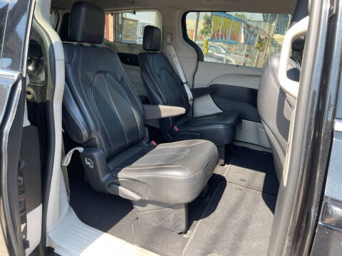 2017 Chrysler Pacifica Touring-L